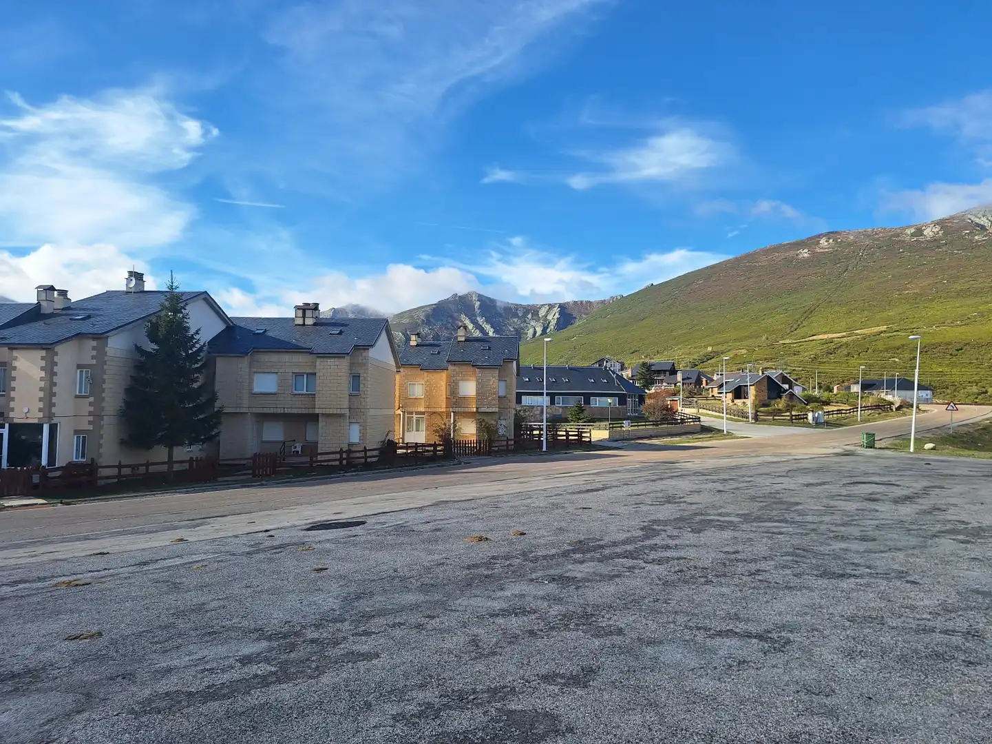 Vista exterior de Casa adosada en venda en Hermandad de Campoo de Suso amb Jardí privat