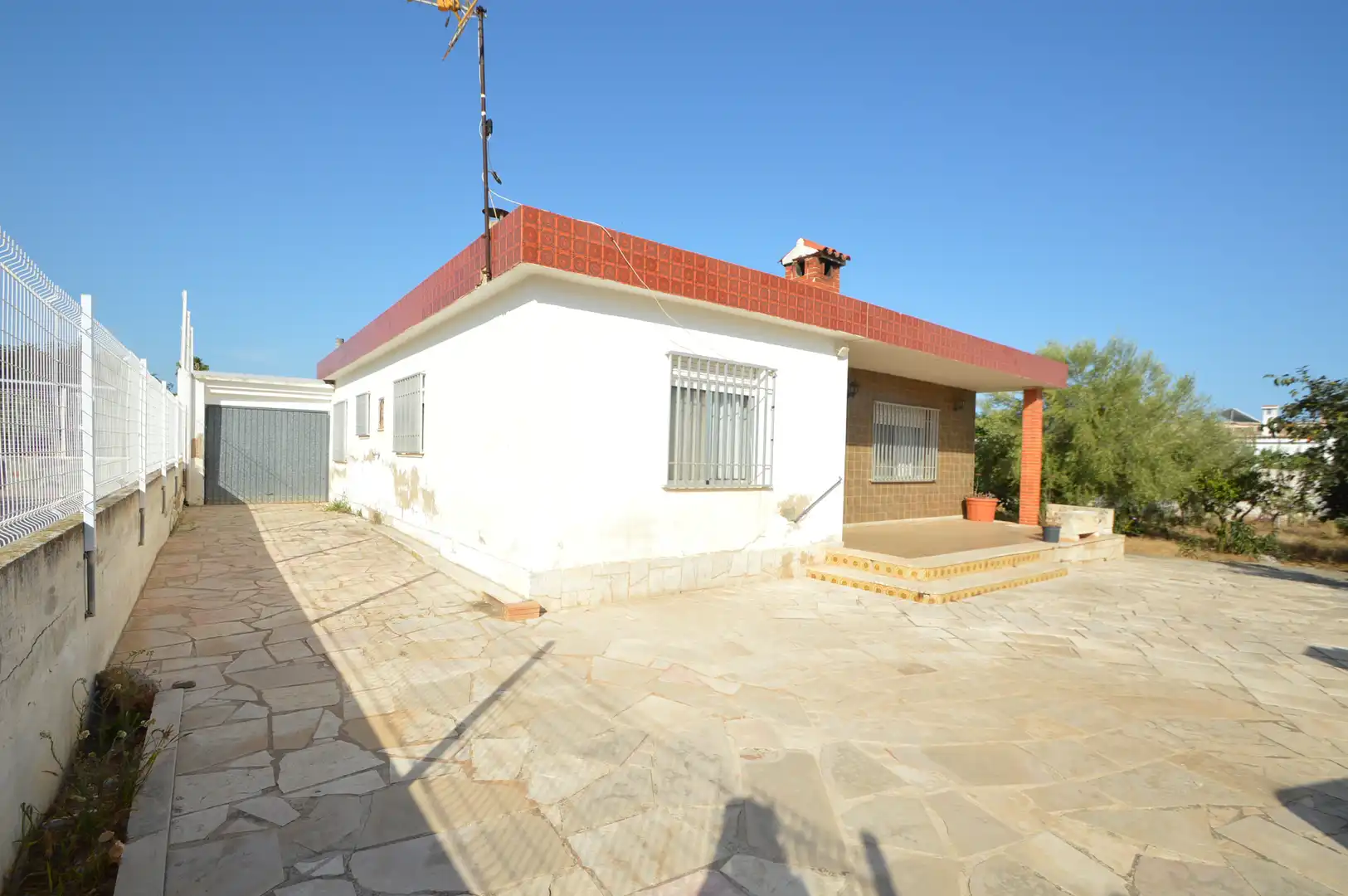 Vista exterior de Casa o xalet en venda en Vinaròs amb Calefacció, Jardí privat i Terrassa