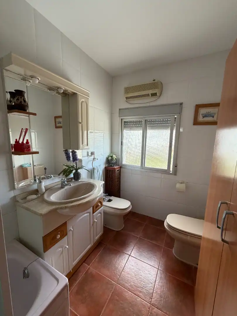 Bany de Casa o xalet en venda en Torreperogil amb Aire condicionat, Jardí privat i Traster