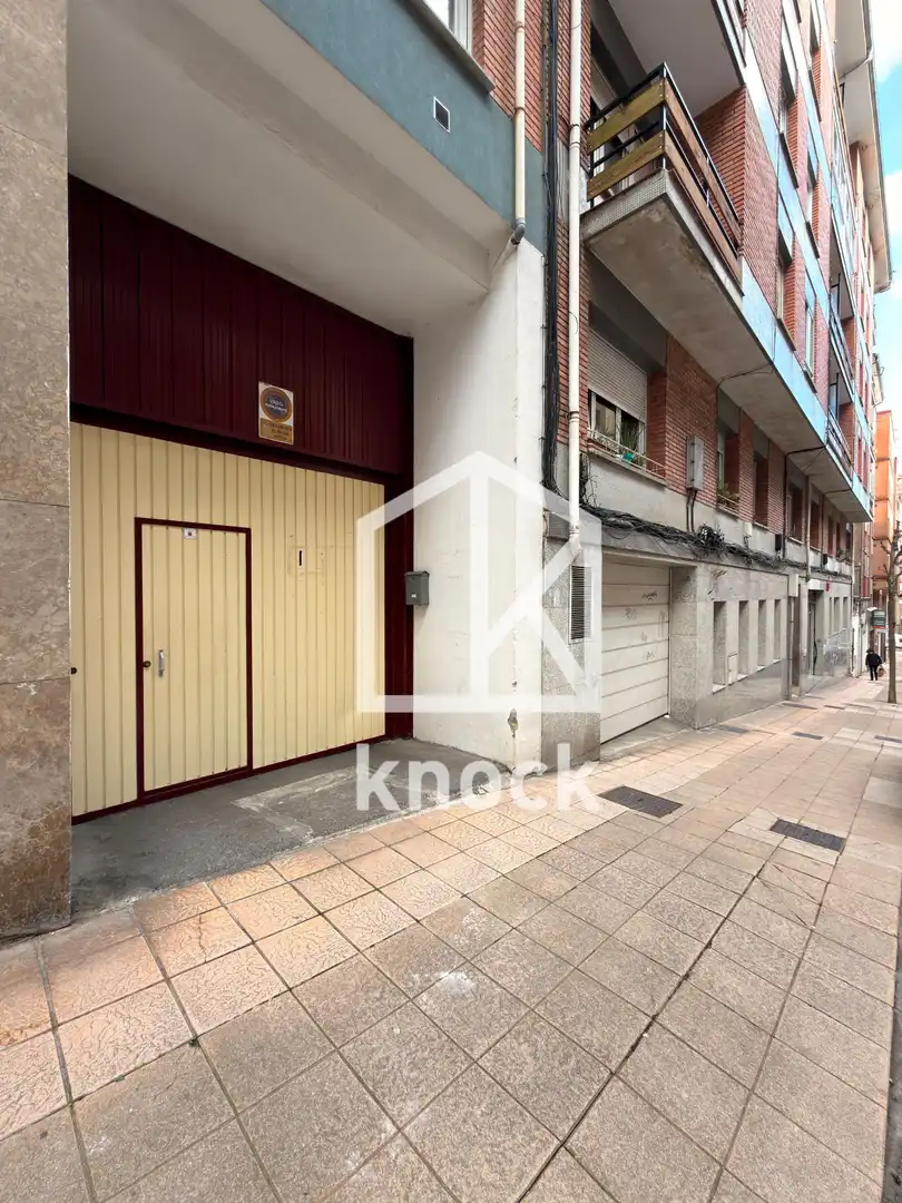 Vista exterior de Pis en venda en Oviedo  amb Calefacció, Parquet i Traster