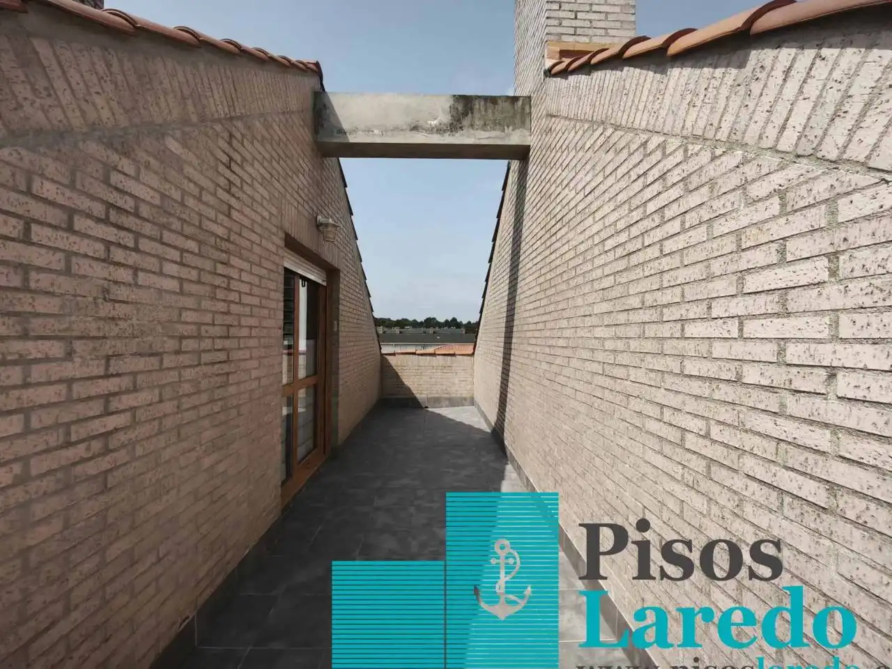 Außenansicht von Maisonette zum Verkauf in Laredo mit Heizung, Parkett und Terrasse