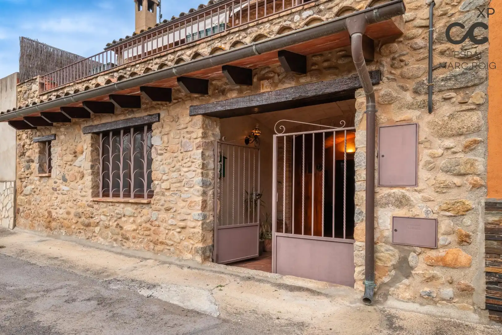Vista exterior de Finca rústica en venda en Boadella i les Escaules amb Calefacció, Jardí privat i Terrassa