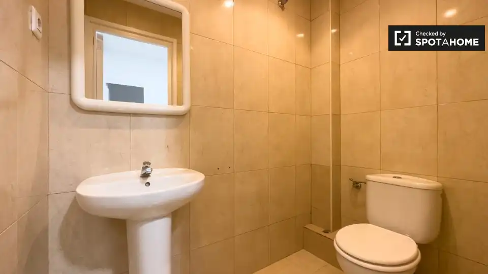 Baño de Piso de alquiler en Barcelona con Aire acondicionado, Calefacción y Amueblado