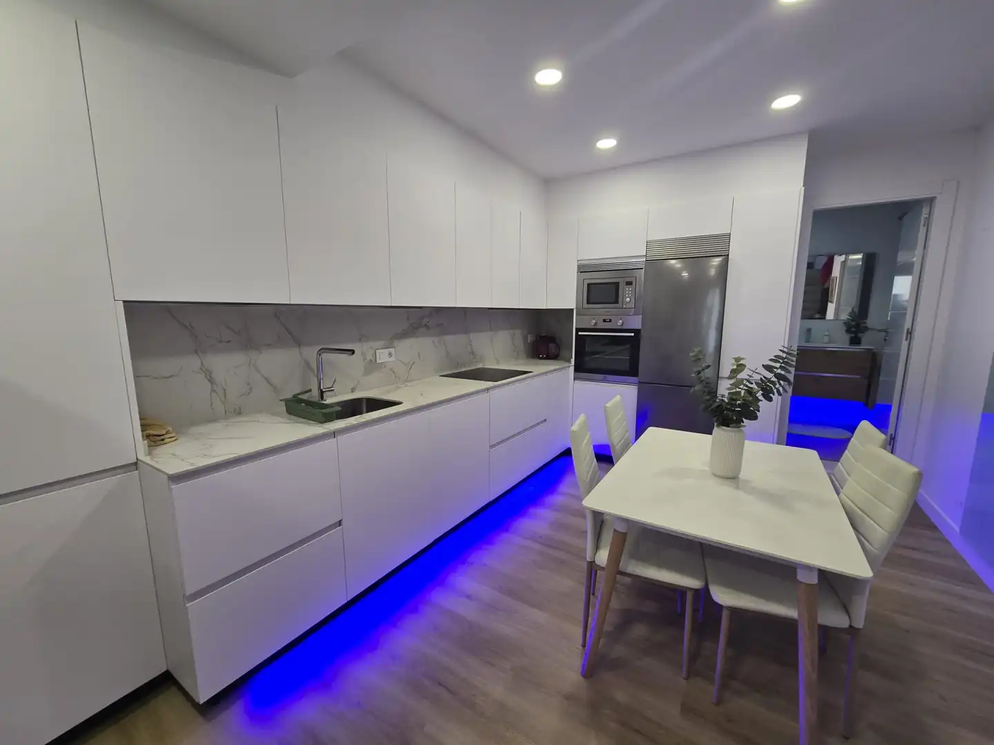 Cuina de Apartament en venda en Vigo  amb Moblat, Forn i Microones