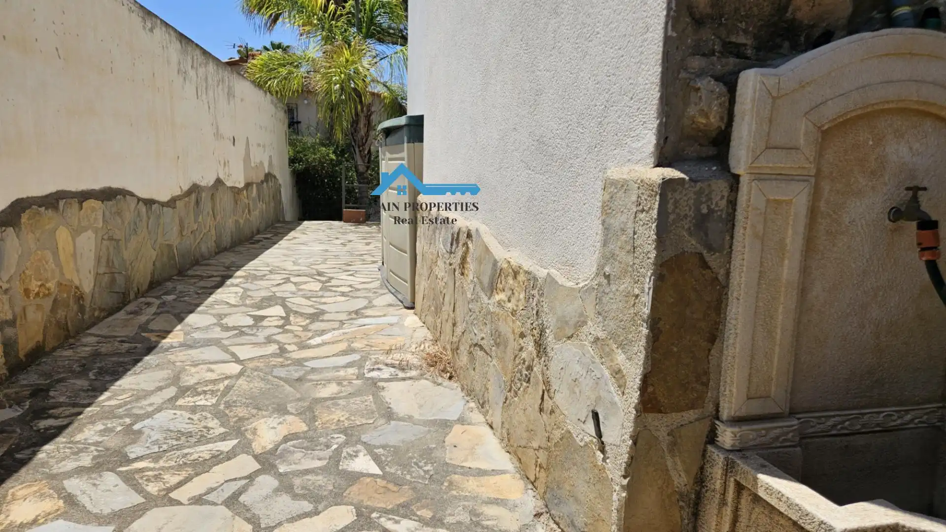 Vista exterior de Casa o xalet en venda en La Nucia amb Aire condicionat, Calefacció i Jardí privat