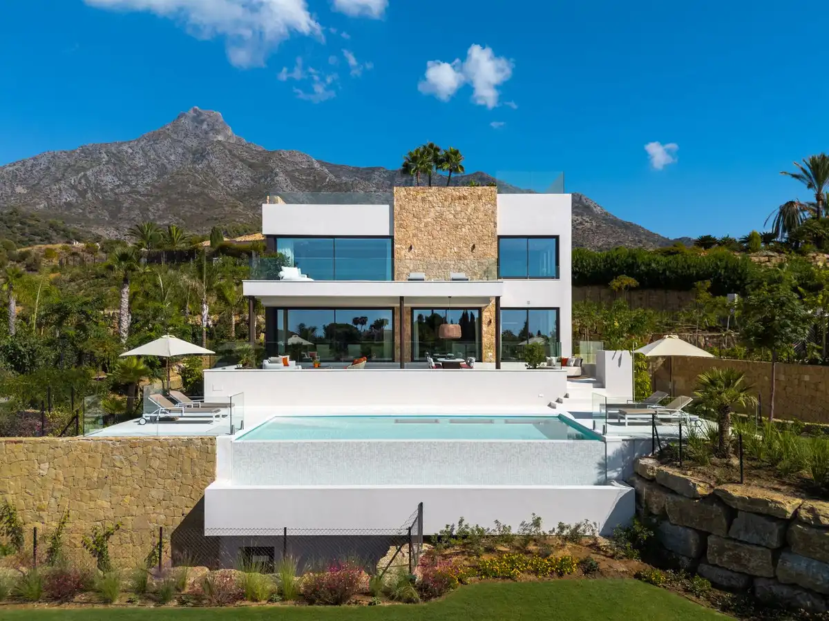Vista exterior de Casa o xalet en venda en Marbella amb Aire condicionat, Jardí privat i Terrassa