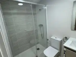 Baño de Piso de alquiler en Almuñécar con Aire acondicionado, Terraza y Amueblado