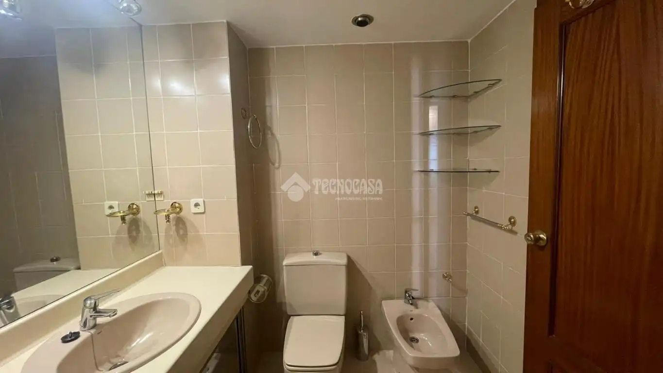 Bathroom of Flat for rent in Madrid  with Air Conditioner