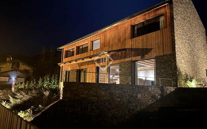 Vista exterior de Casa o xalet en venda en Alp amb Aire condicionat, Jardí privat i Moblat