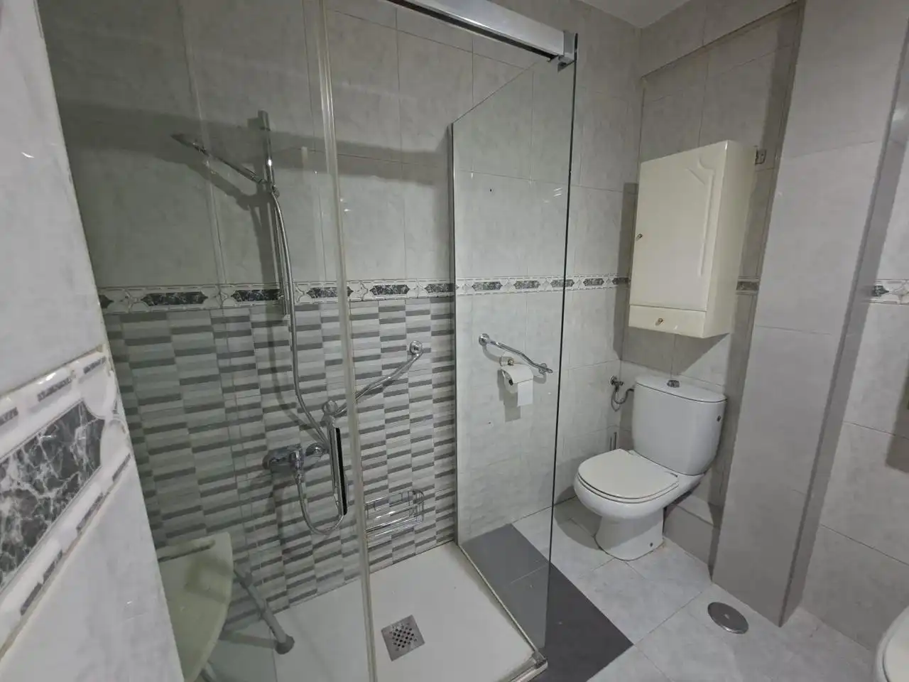 Bathroom of Flat for sale in Madrid  with Air Conditioner, Heating and Parquet flooring