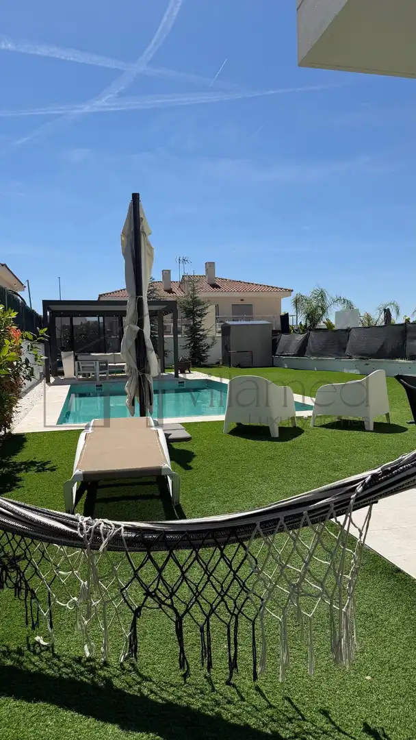 Piscina de Casa adosada de alquiler en San Antonio de Benagéber con Aire acondicionado, Calefacción y Jardín privado