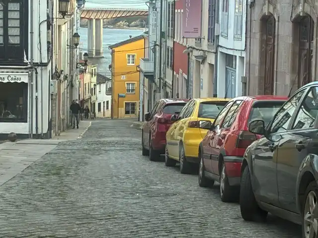 Außenansicht von Einfamilien-Reihenhaus zum Verkauf in Ribadeo