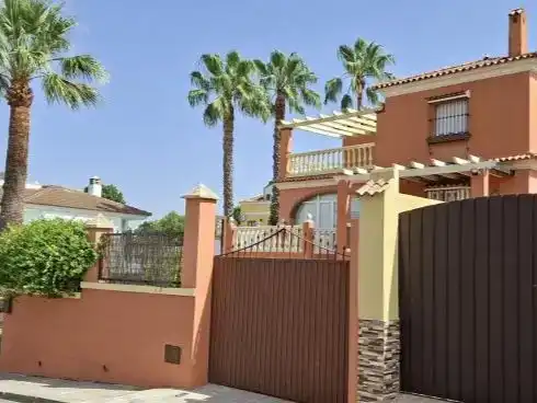 Vista exterior de Casa o chalet en venta en Salteras con Aire acondicionado, Piscina y Balcón