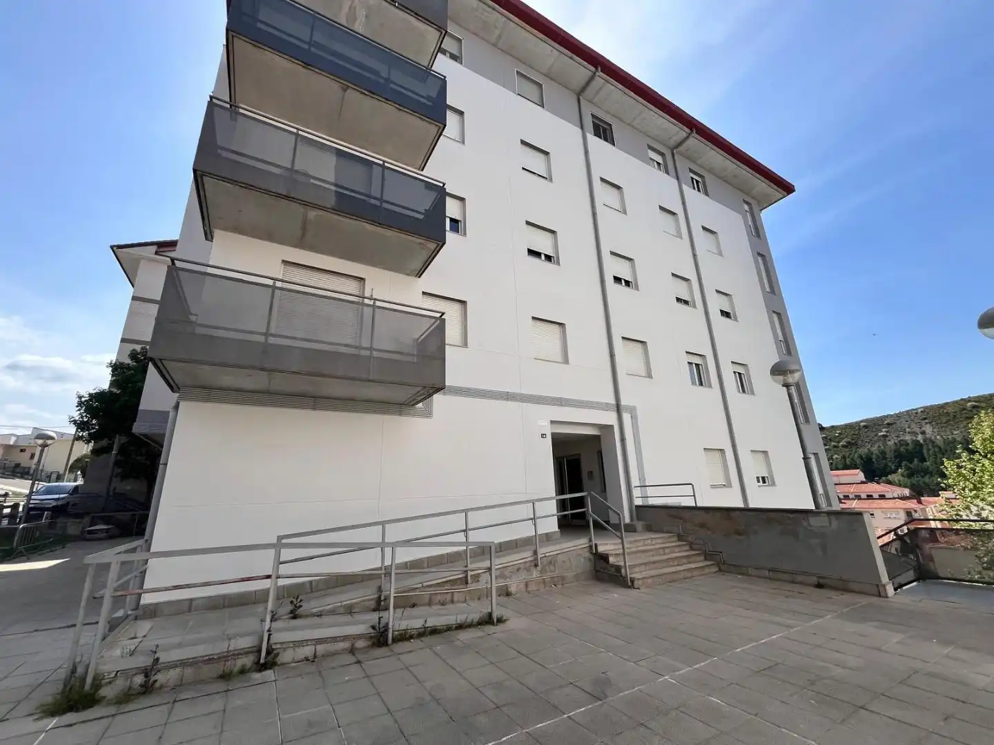 Außenansicht von Wohnung zum Verkauf in Sabiñánigo mit Terrasse und Abstellraum
