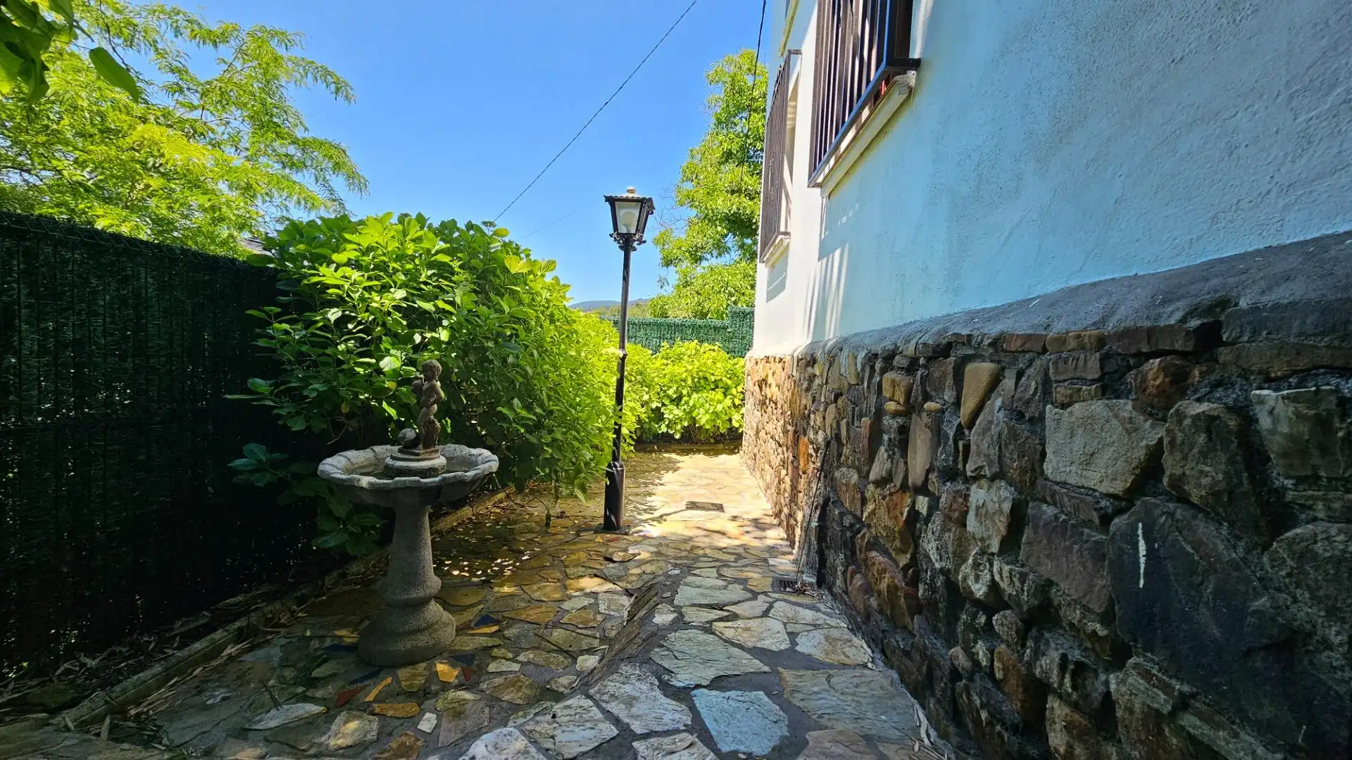 Vista exterior de Casa o xalet en venda en Güeñes amb Aire condicionat, Calefacció i Jardí privat