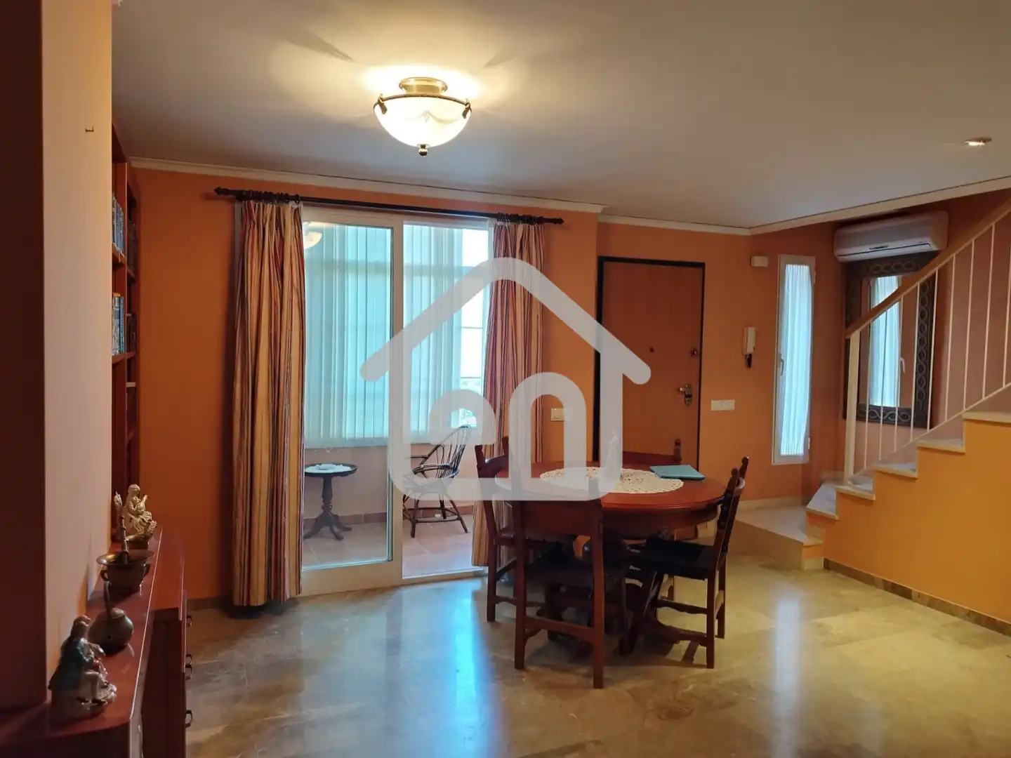 Esszimmer von Einfamilien-Reihenhaus zum Verkauf in Requena mit Klimaanlage und Balkon
