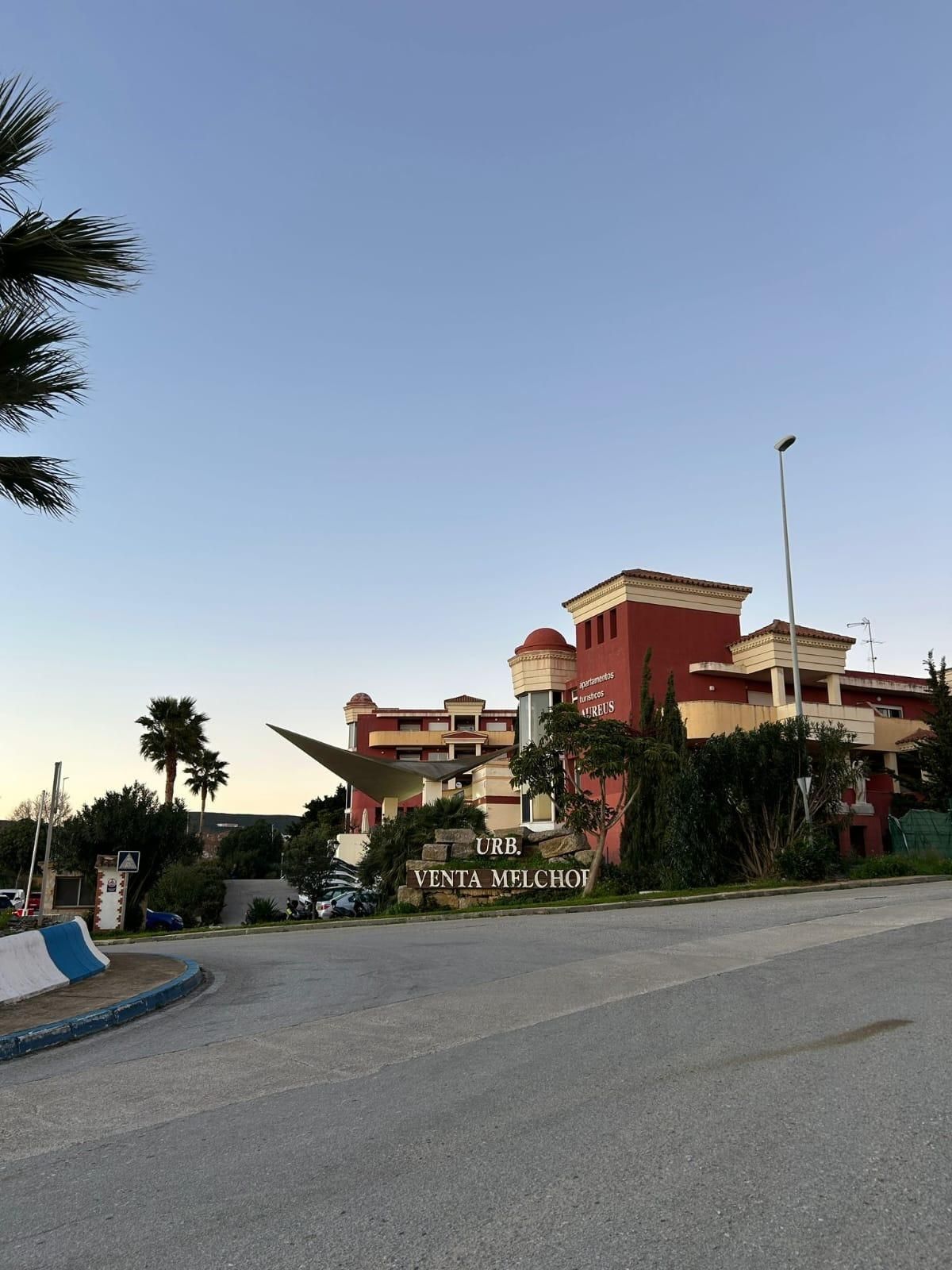 Vista exterior de Casa adosada en venda en La Línea de la Concepción amb Jardí privat, Terrassa i Piscina comunitària