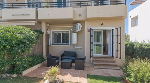 Foto 2 de Casa adosada en venta en Avenida Alisos (los) (artola Alt), Cabopino - Artola, Marbella