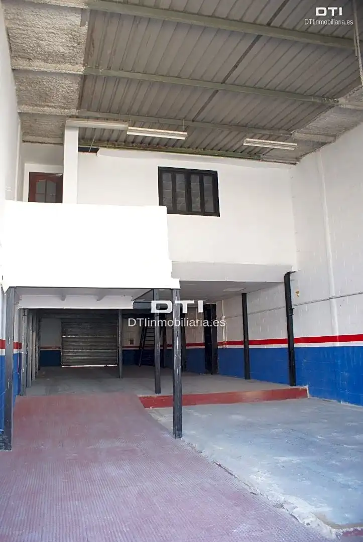 Vista exterior de Nave industrial en venta en Huelva