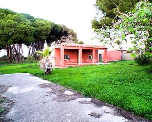 Vista exterior de Casa o xalet en venda en Chiclana de la Frontera amb Piscina