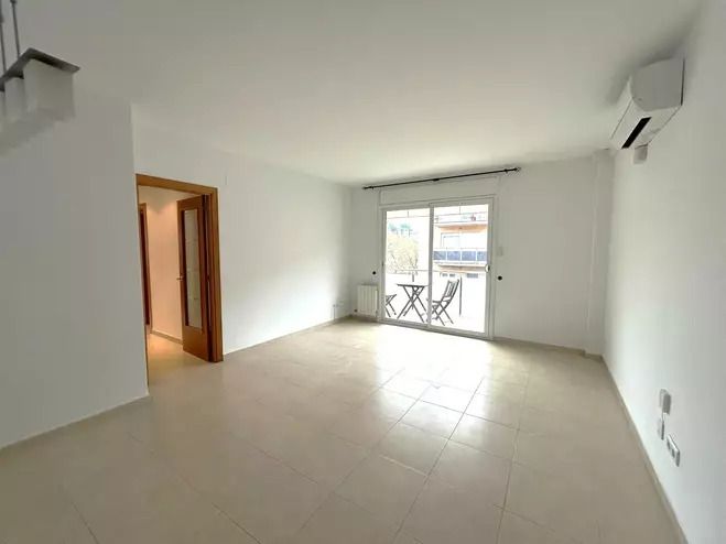 Living room of Flat to rent in Girona Capital  with Air Conditioner, Heating and Balcony