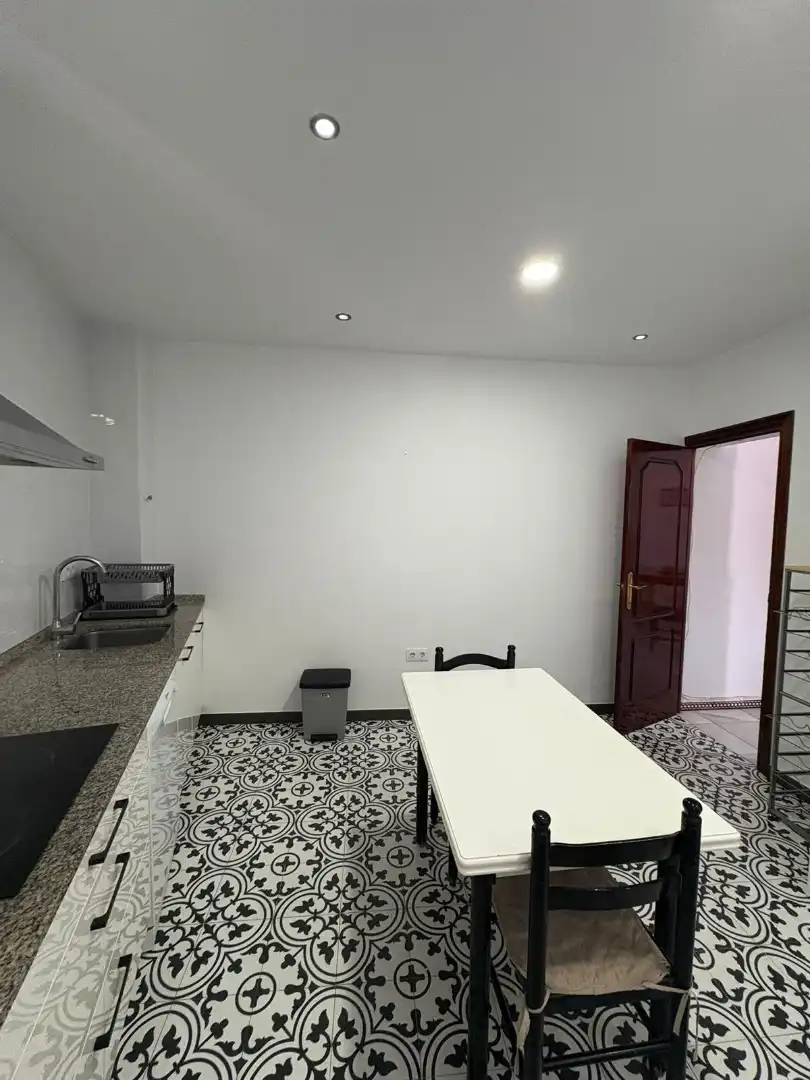 Cuina de Casa adosada de lloguer en Carmona amb Aire condicionat, Terrassa i Moblat