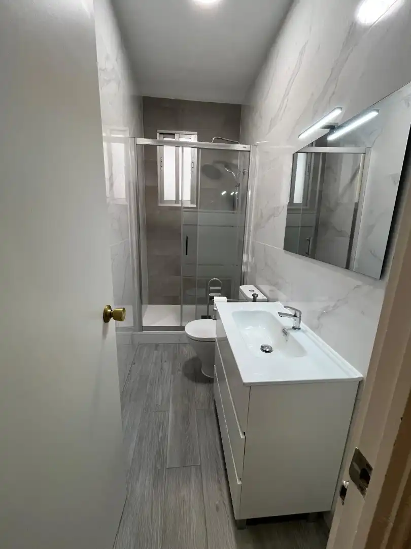 Bathroom of Flat for rent in Madrid  with Heating, Parquet flooring and Oven