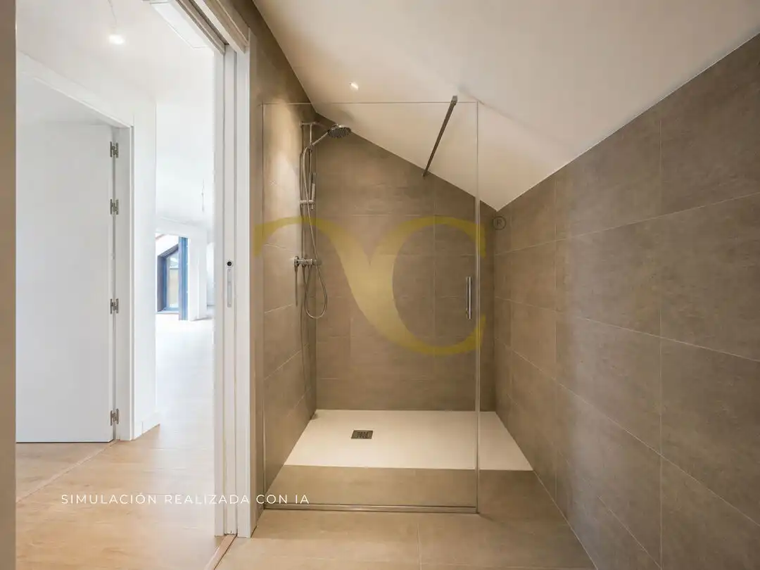 Badezimmer von Dachboden zum Verkauf in Llanes mit Heizung, Privatgarten und Terrasse