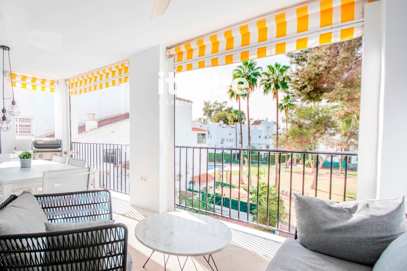 Vista exterior de Pis en venda en Marbella amb Terrassa, Piscina i Moblat