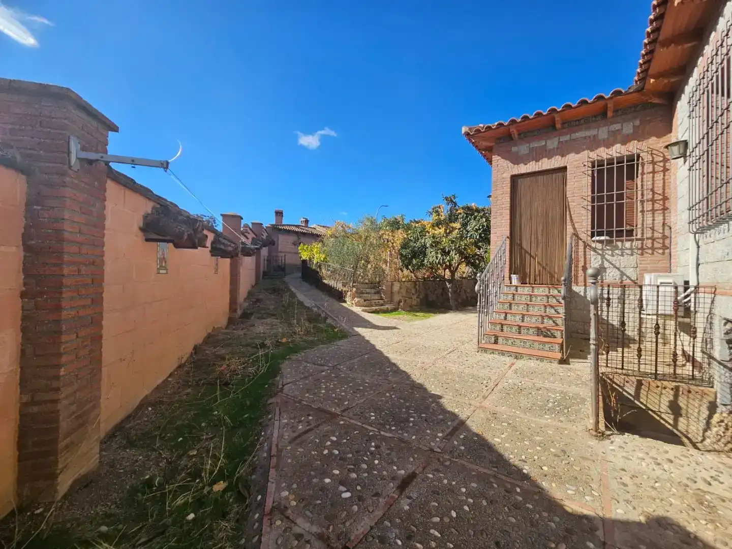 Vista exterior de Casa o xalet en venda en Navahermosa amb Aire condicionat, Piscina i Balcó