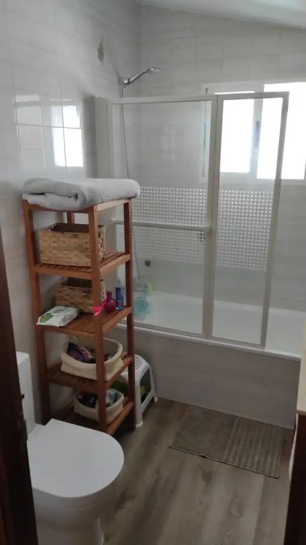 Badezimmer von Wohnung zur Miete in Miño mit Klimaanlage