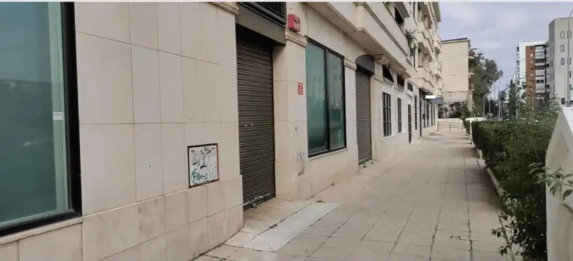 Vista exterior de Local en venda en Sevilla