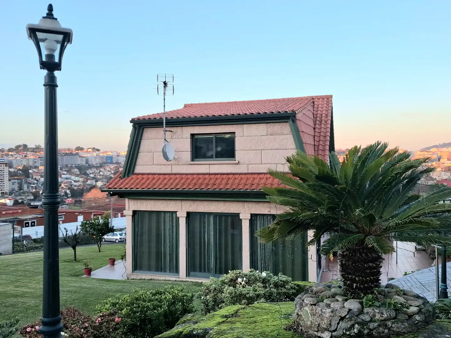 Vista exterior de Casa o chalet en venta en Vigo  con Calefacción, Jardín privado y Trastero