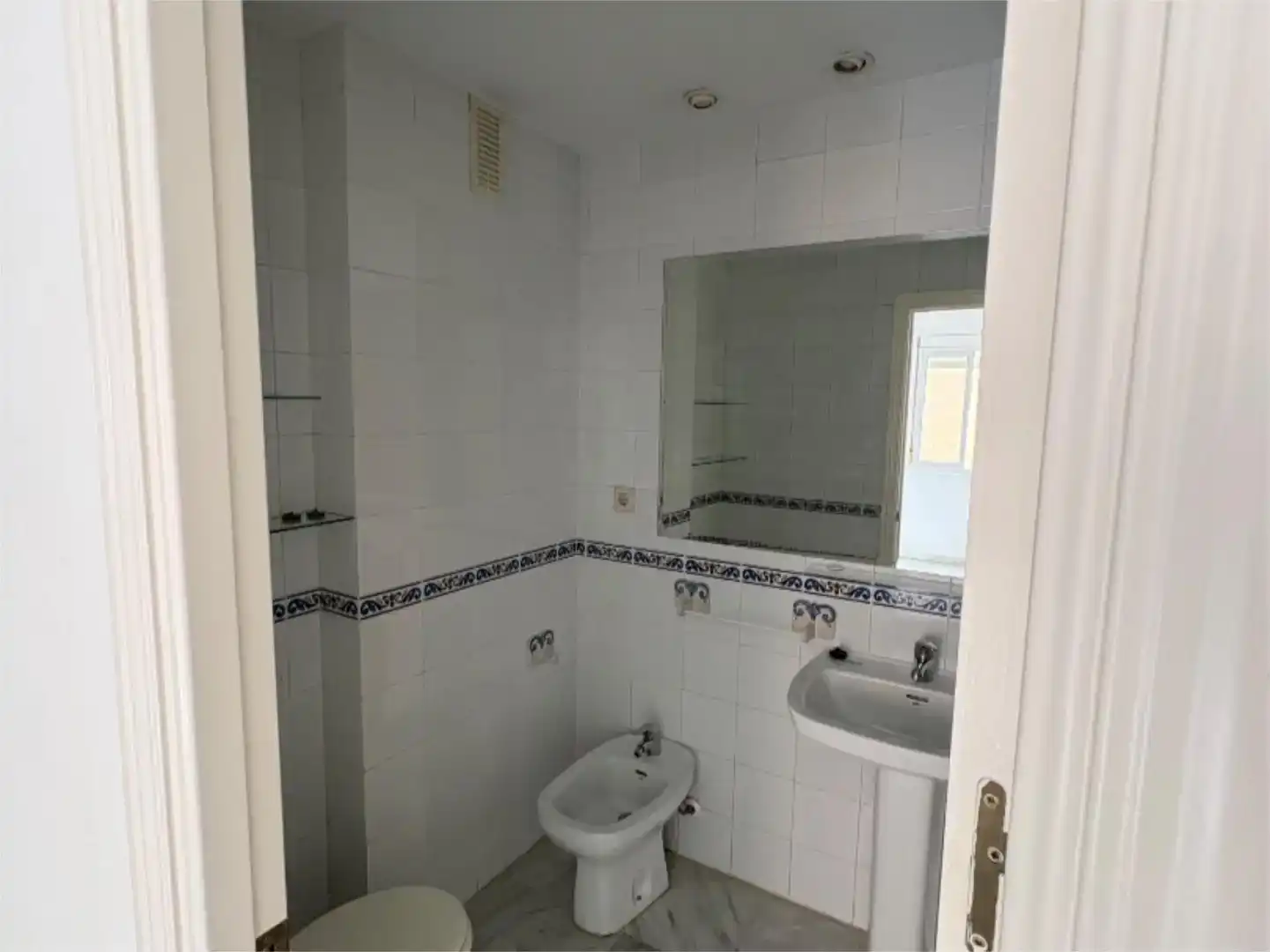 Baño de Piso de alquiler en Tomares con Aire acondicionado, Piscina y Balcón