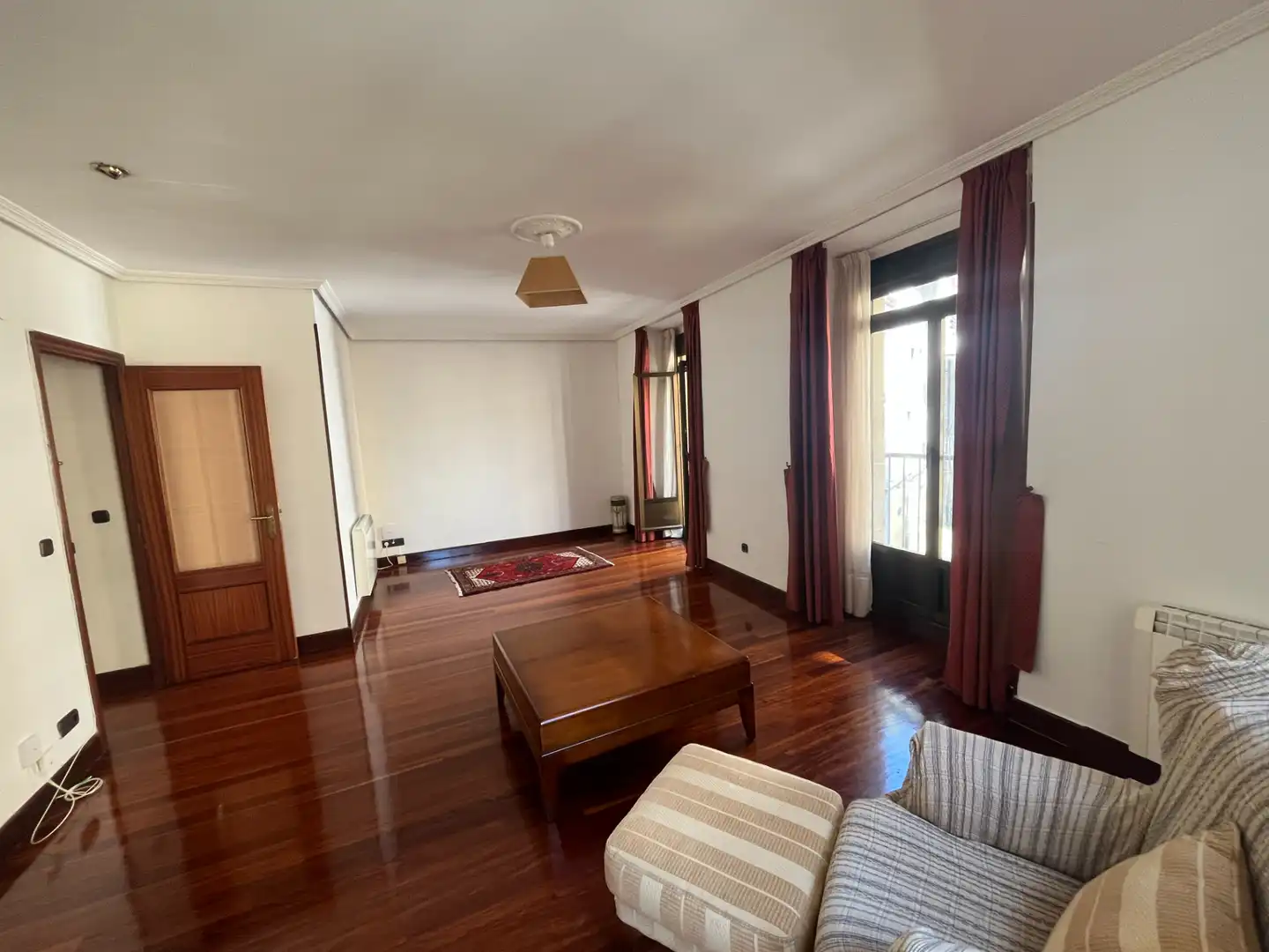 Sala d'estar de Pis en venda en Donostia - San Sebastián  amb Calefacció, Parquet i Forn