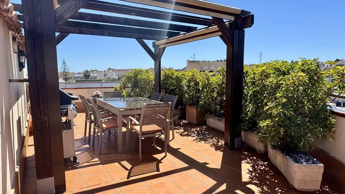 Terraza de Ático en venta en Fuengirola con Aire acondicionado, Amueblado y Piscina comunitaria
