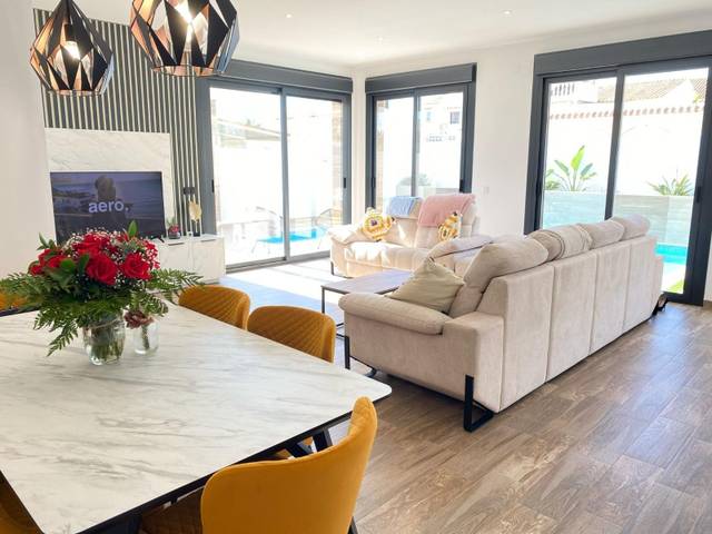 Casa-chalet en Venta en Calle DE PERU en Villamartín - Las Filipinas