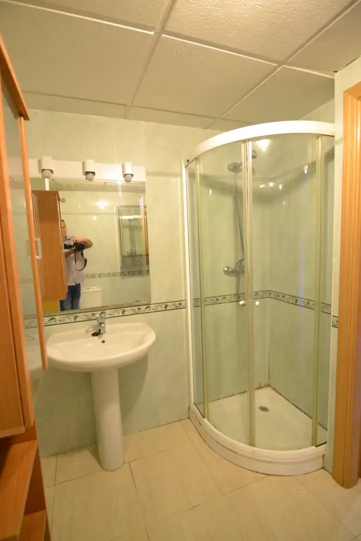 Badezimmer von Einfamilien-Reihenhaus zur Miete in Plasencia mit Klimaanlage, Heizung und Terrasse