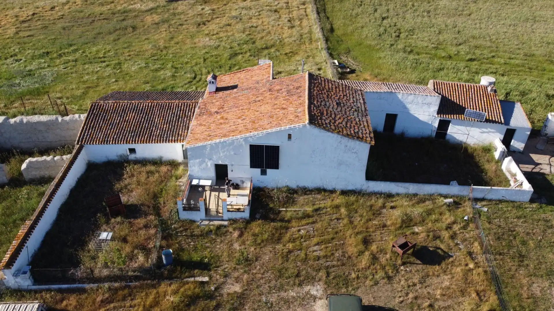 Vista exterior de Finca rústica en venda en Puebla de Guzmán amb Jardí privat i Moblat