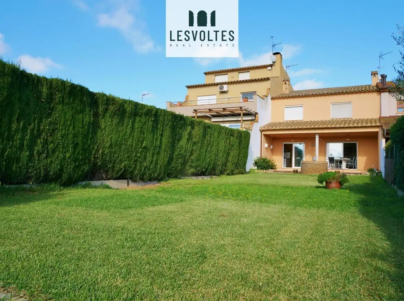 Außenansicht von Einfamilien-Reihenhaus zum Verkauf in Palafrugell mit Heizung, Privatgarten und Terrasse