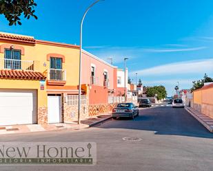 Vista exterior de Casa o xalet en venda en Roquetas de Mar amb Traster i Balcó