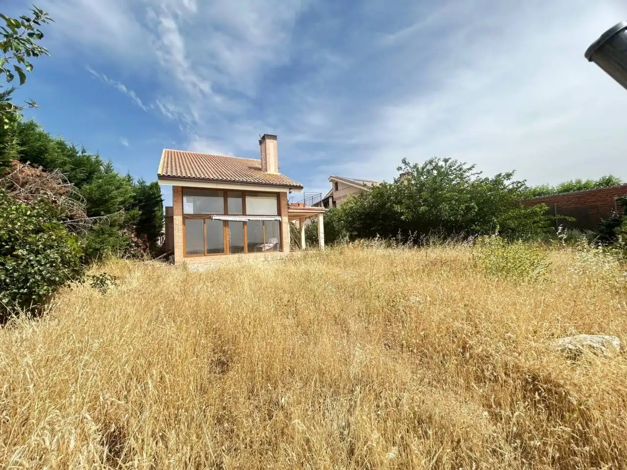 Haus oder Chalet zum Verkauf in Layos mit Heizung, Privatgarten und Terrasse
