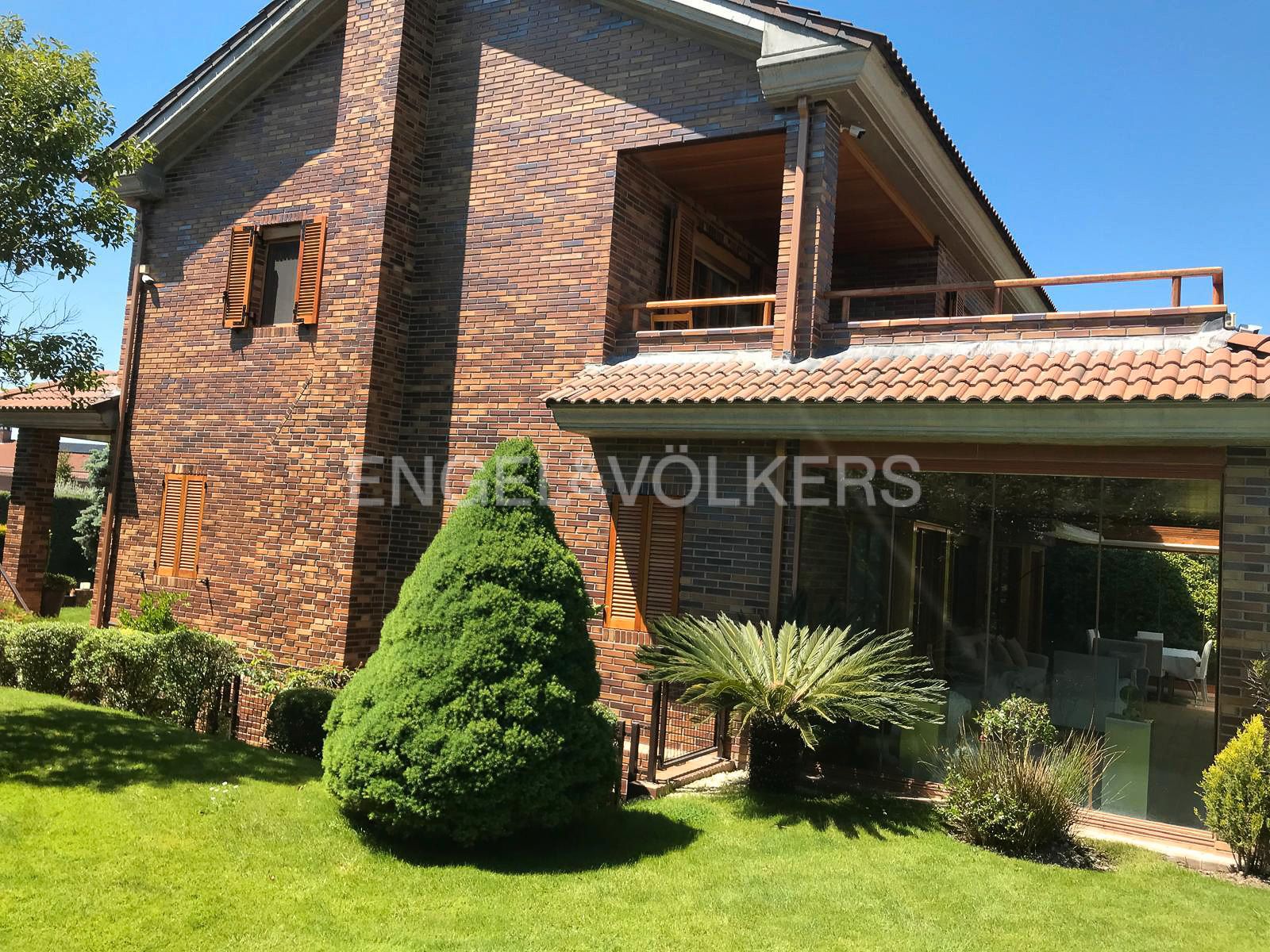 Vista exterior de Casa o xalet en venda en Las Rozas de Madrid amb Aire condicionat, Calefacció i Jardí privat