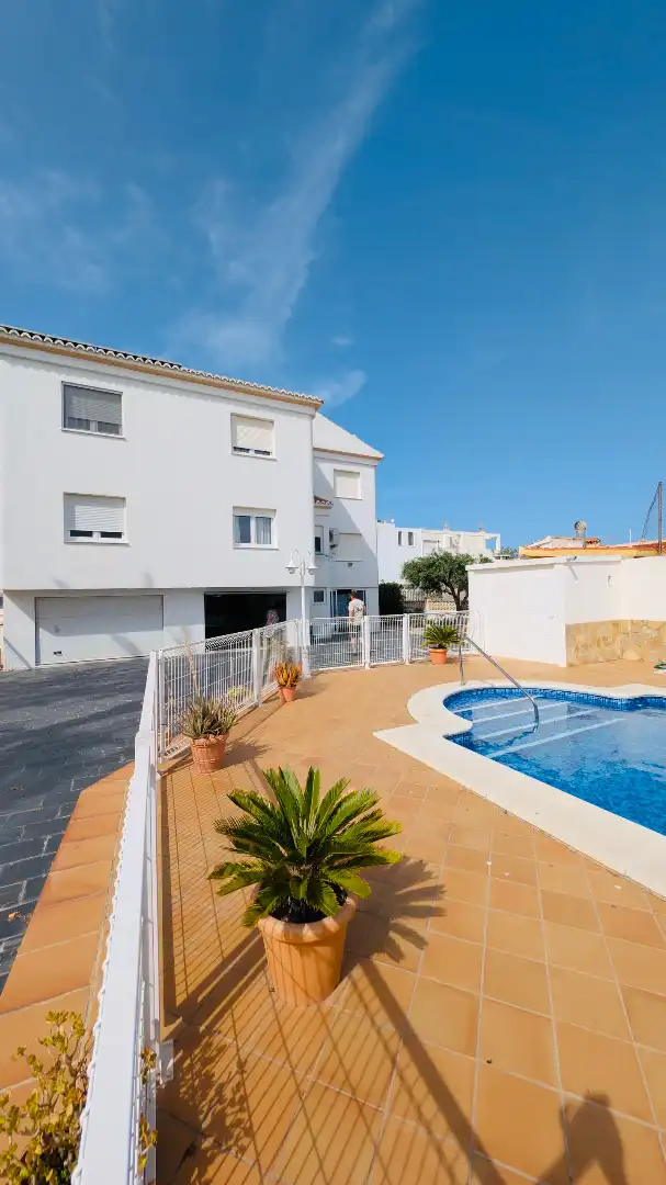Vista exterior de Casa o xalet en venda en Oliva amb Aire condicionat, Calefacció i Jardí privat