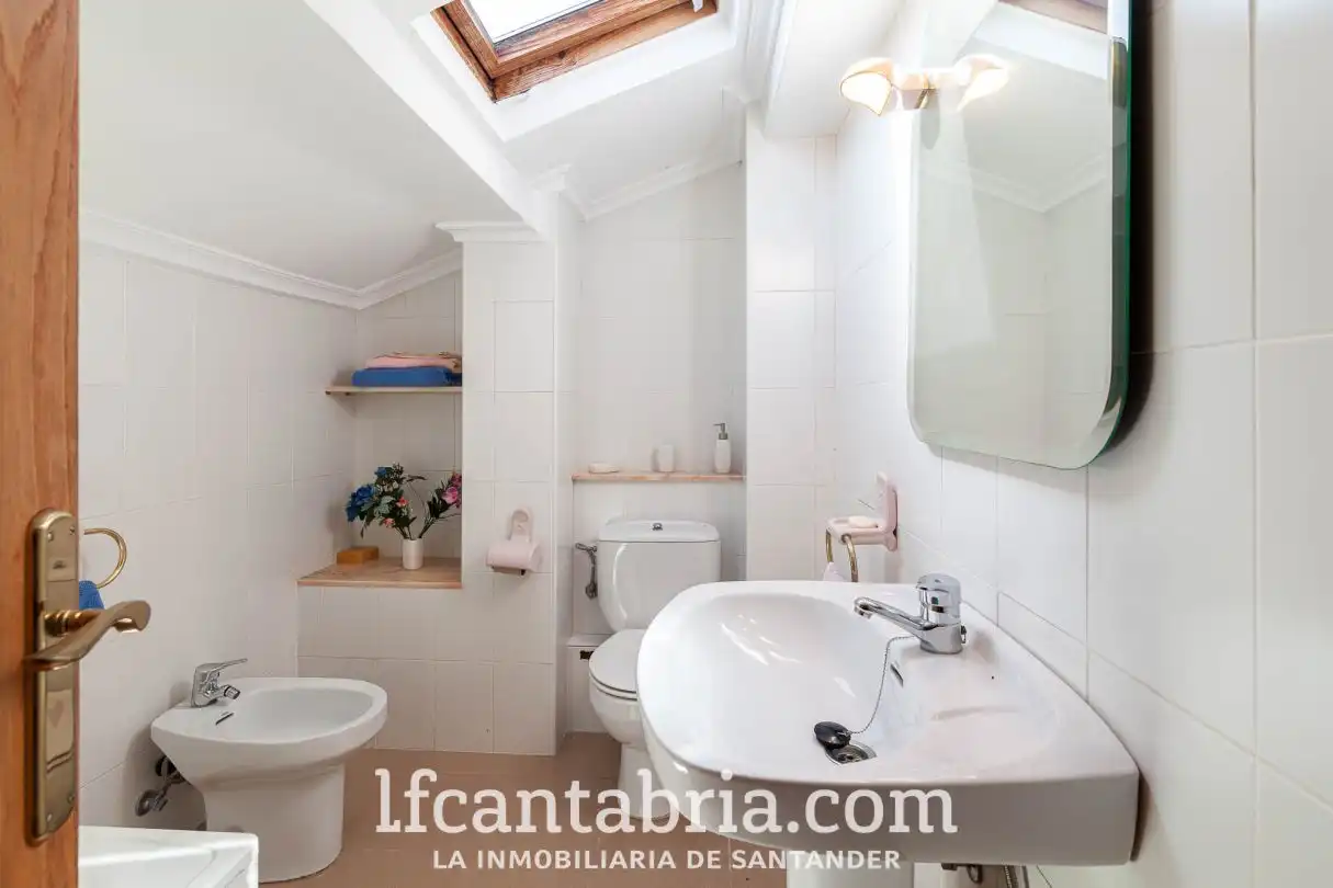 Baño de Casa o chalet en venta en Santa Cruz de Bezana con Calefacción, Jardín privado y Trastero