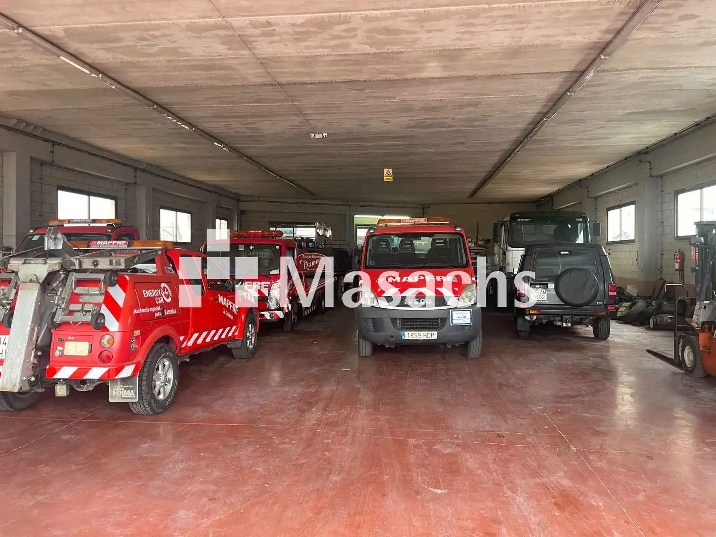 Parkplatz von Fabrikhallen zur Miete in Terrassa