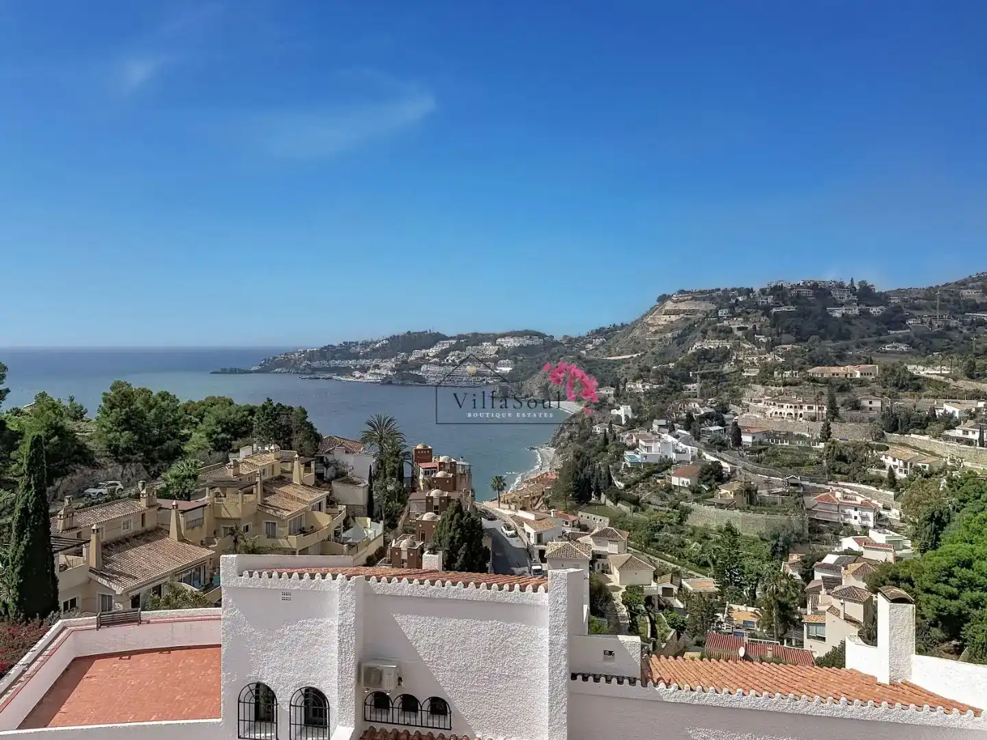 Vista exterior de Casa o xalet en venda en Almuñécar amb Aire condicionat, Piscina i Balcó