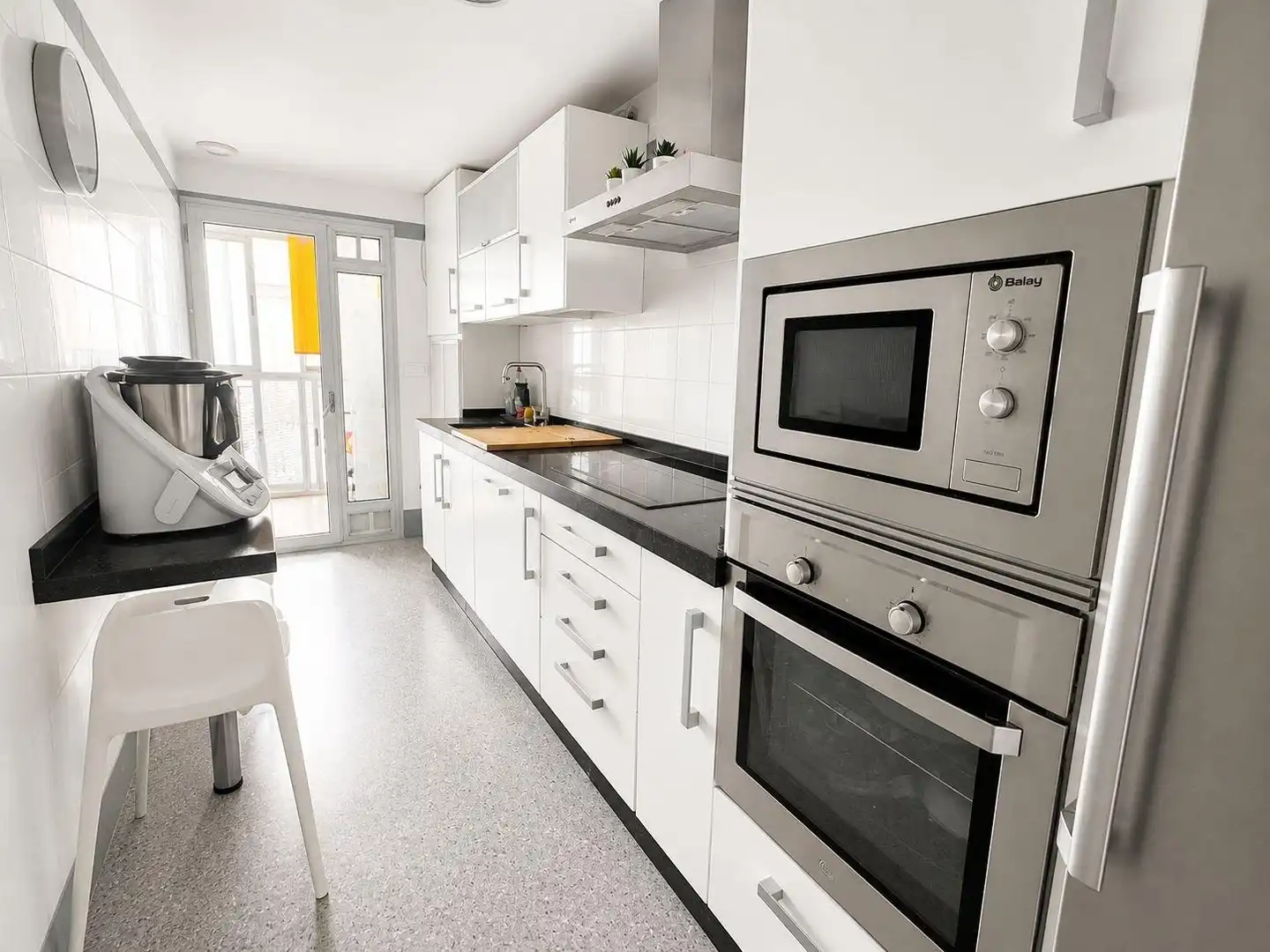 Küche von Wohnung zum Verkauf in Sevilla mit Klimaanlage und Terrasse