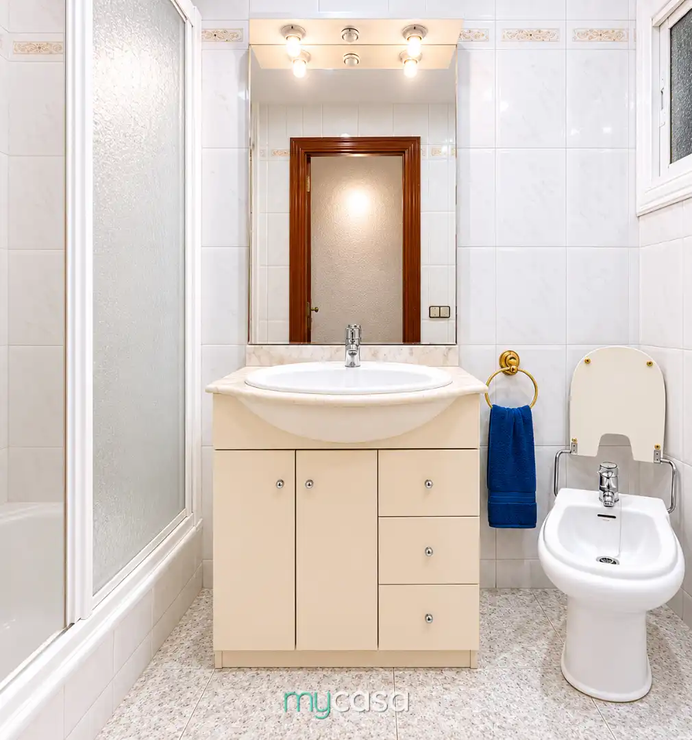 Badezimmer von Wohnung zum Verkauf in Badalona mit Klimaanlage, Terrasse und Abstellraum