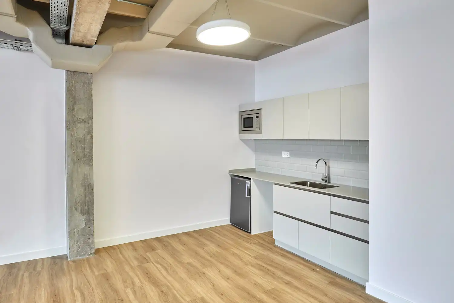 Cocina de Oficina de alquiler en Barcelona con Aire acondicionado y Calefacción